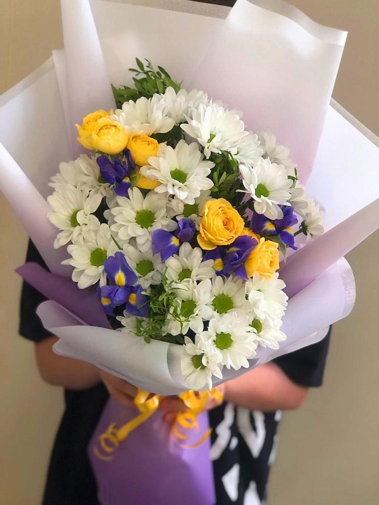 Букет цветов из: Ирисы, Хризантемы и Розы в Троицкое